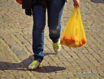 Nueva ley pone fin a las bolsas de plástico