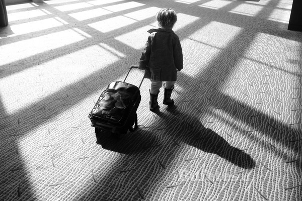 Padres separados: La autorización para salir con hijos al extranjero -  