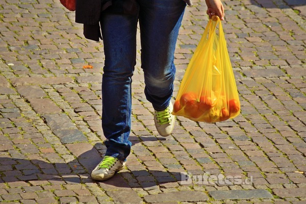 Nueva ley pone fin a las bolsas de plástico
