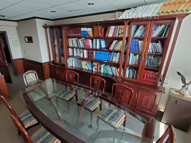 Biblioteca y sala de reuniones en Aguila & Cía. Abogados en Puerto Montt